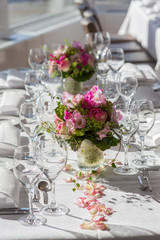 Tischdekoration einer Hochzeit, pink und weiß