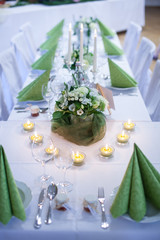 Tischdekoration einer Hochzeit, weiß und grün