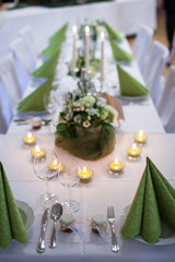 Tischdekoration auf einer Hochzeit