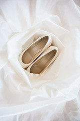 Brautkleid und Schuhe