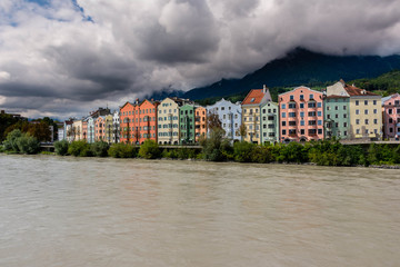 Fototapeta na wymiar Inn river and colored houses at Innsbruck