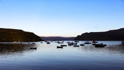 Boote im Wasser bei Sonnenuntergang