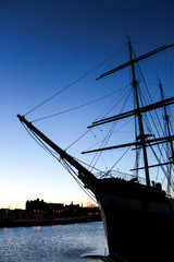 Segelschiff in der Abenddämmerung