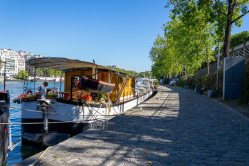Péniche sur la Seine à paris