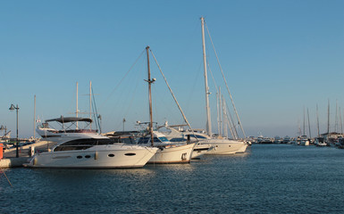 Fototapeta premium Many expensive yachts in the port at the marina.