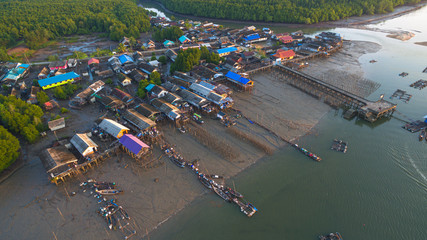Obraz premium during low tide fishing boats stuck on the mud in Ban Sam Chong fishing village