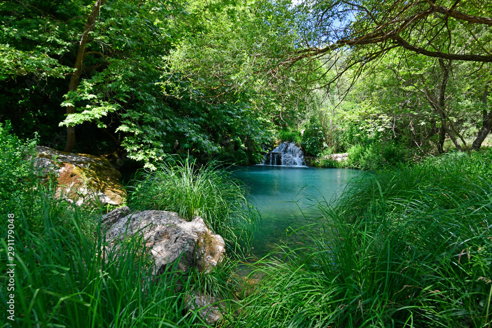 Sticker idyllischer Wasserfall mit Teich auf dem Peloponnes (Poly Limni) - idyllic waterfall with pond on the Peloponnese (Poly Limni)