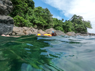 Schnorcheln in Malaysia, im Hintergrund der Dschungel