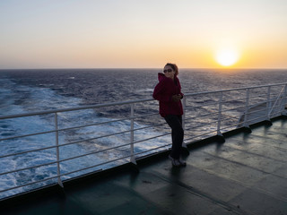 Fototapeta premium Viaje hacia Italia en ferry mientras se pone el sol en el mar, verano de 2019