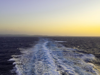 Viaje hacia Italia en ferry mientras se pone el sol en el mar, verano de 2019