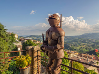 Armadura medieval en la República de San Marino, Italia, verano de 2019