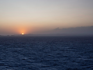 Atardecer viajando hacia Italia en alta mar, verano de 2019