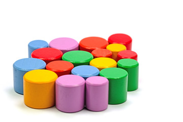 Bunte Holzbausteine vor weißem Hintergrund