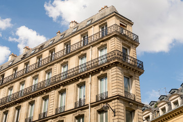 Fototapeta na wymiar raditional apartment building in Paris, France.