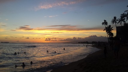 Waikiki Beach bei Sonnenuntergang, Hawaii