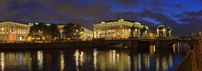 Fototapeta na wymiar Fontanka river embankment and Lomonosov bridge in St. Petersburg