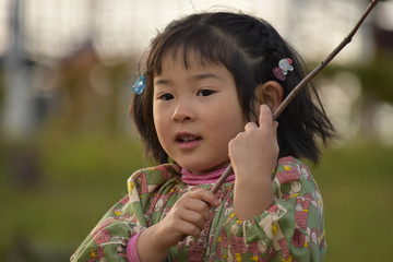 秋の夕暮れに遊ぶ女の子