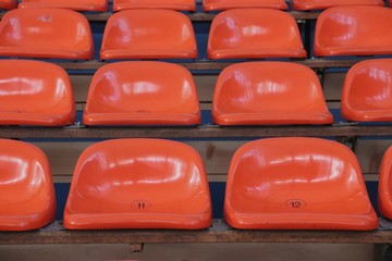 Sitze in orange in einem Stadion