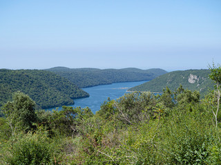 Vistas de Limski Fjord, en Istria, Croacia,  verano de 2019