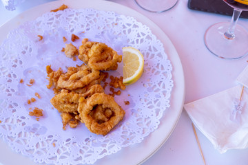 Calamares a la romana en un plato blanco.