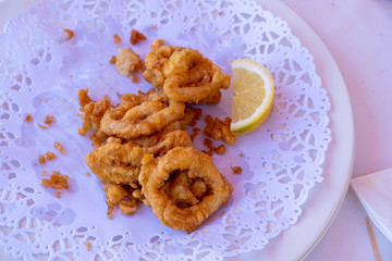 Calamares a la romana en un plato blanco.