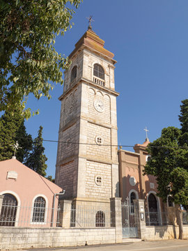 Torre Campanario en Porej, pen&iacute;nsula de Istria en Croacia, verano de 2019