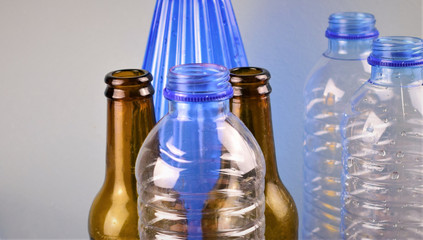 Pensemos en el futuro, pensemos en reciclar. Envases de plastico y vidrio