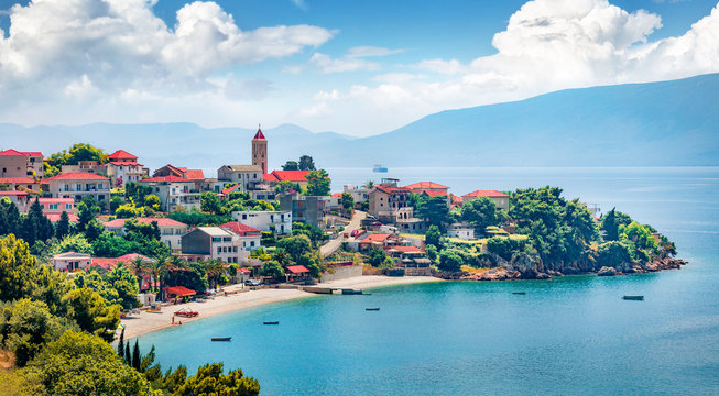 Fototapeta Słoneczny letni pejzaż miasta Gradac. Kolorowy ranek seascape Adriatycki, najbardziej na południe turystyczna miejscowość Makarska Riwiera w południowej Dalmacji, Chorwacja, Europa.