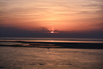 oc&eacute;an accompagn&eacute; d'un couch&eacute; de soleil 