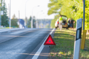 Warndreieck wurde im sicheren Abstand hinter dem Auto mit der Panne aufgestellt