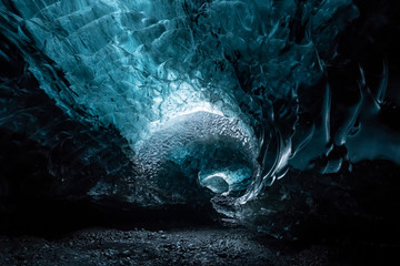 In einer Gletschereishöhle in Island
