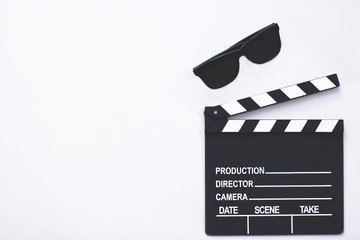 Obraz premium Flat lay movie. Cinema 3D glasses and clapperboard for cinema on a white background. Copy Space, Mock up.
