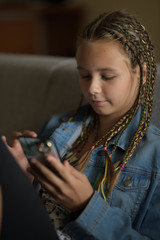 une belle fille avec portable