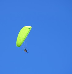 Hintergrund Paragliding - blauer Himmel - Freisteller