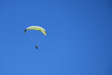 Paraglider - Paragliding - Extremsportart - isoliert und freigestellt vor blauen Himmel