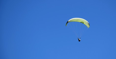 Extremsport Paragliding - freigestellt vor blauen Himmel 