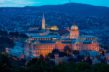 Obraz premium Buda Castle and Mathias Church Budapest at night Hungary 