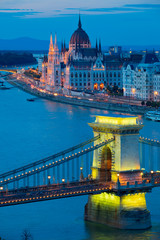 Fototapeta na wymiar Budapest night Chain link Bridge Hungary 