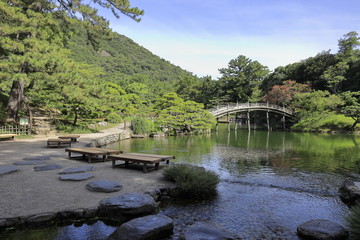 Obraz premium 栗林公園 偃月橋と南湖 (香川)