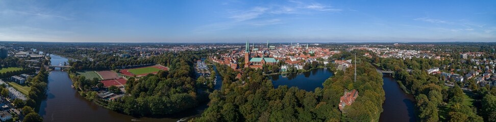 Fototapeta na wymiar Die Stadt Lübeck von Bäumen umgeben