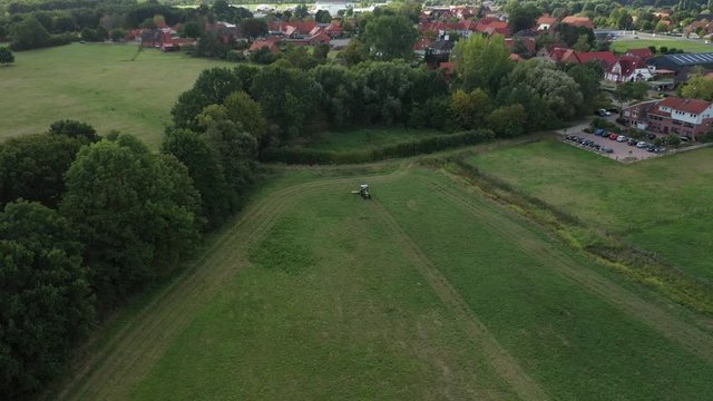 Landwirtschaft Traktor auf einem Feld Luftbildaufnahme
