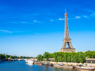Fototapeta na wymiar 世界遺産　パリのセーヌ河岸　エッフェル塔