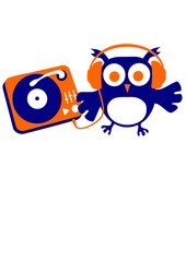 kleine süße Eule DJ beim auflegen Plattenspieler Kopfhörer