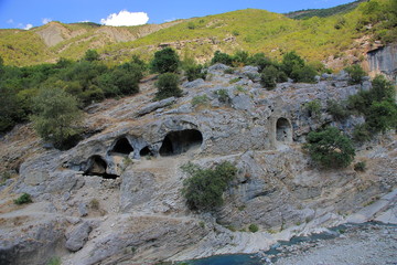 Południowa Albania - krajobraz okolic gorących źródeł w Benja, przy ujściu kanionu Lengerica.