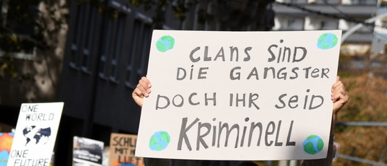 Transparent mit dem Slogan: 