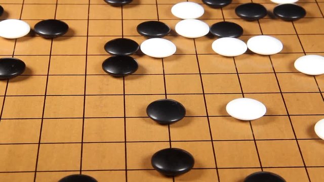 回転する碁盤と碁石