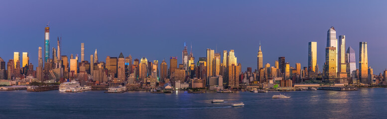 Obraz na płótnie Canvas New York City Manhattan buildings skyline evening
