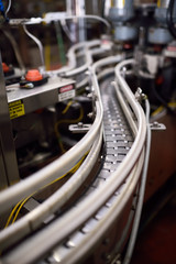 Curved assembly line conveyor belt for bottling beer in a brewery plant