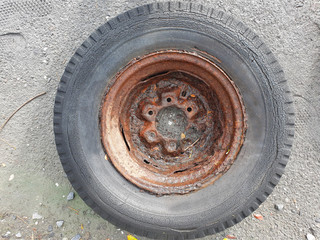 Old tires are not used. Placed on the floor Rusting along the metal edge of the rubber