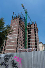 Gr&uacute;a trabajando en edificio en construcci&oacute;n en la Ciudad de M&eacute;xico